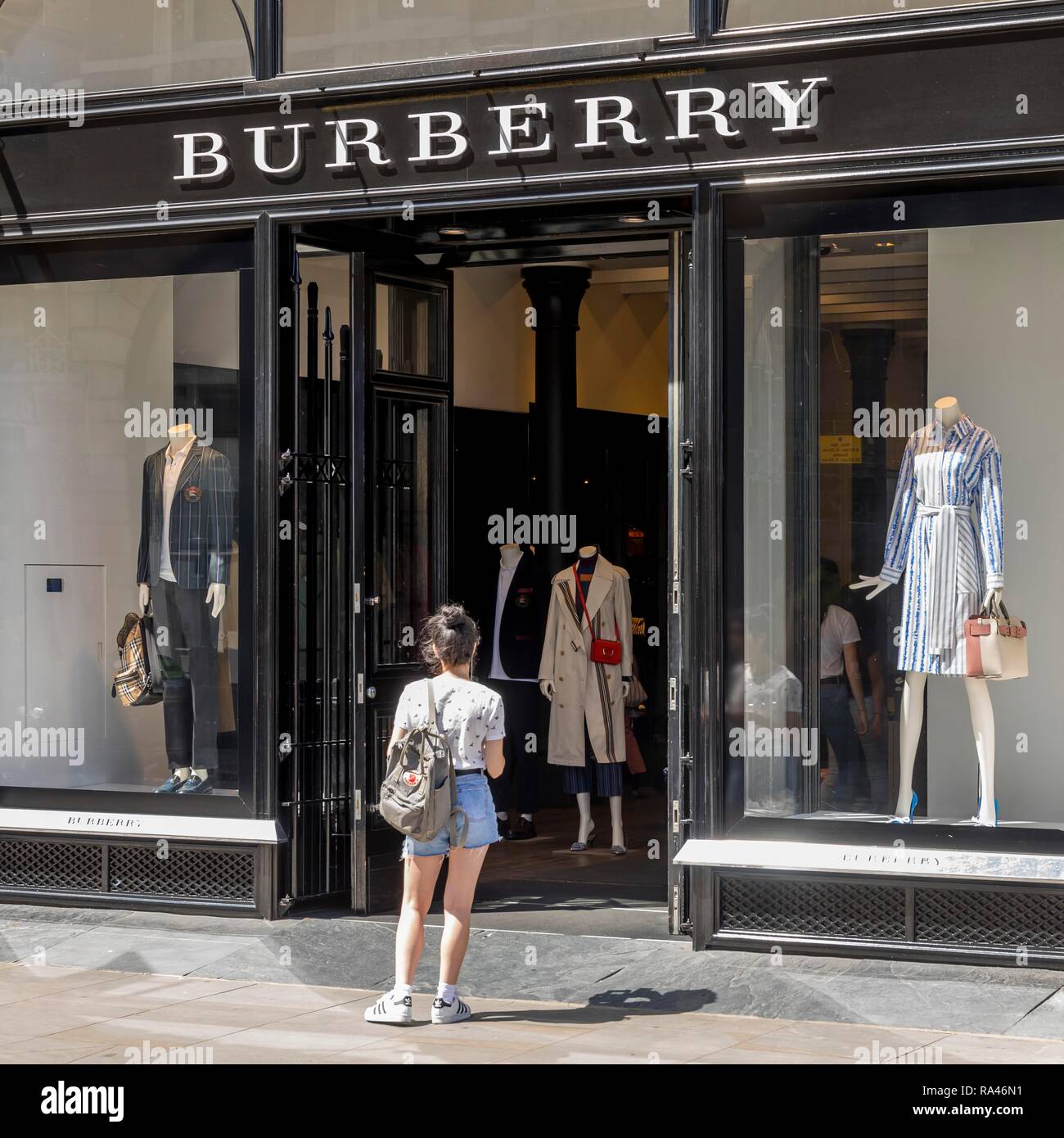 Femme en face du magasin de vêtements Burberry, Londres, Royaume-Uni Banque D'Images