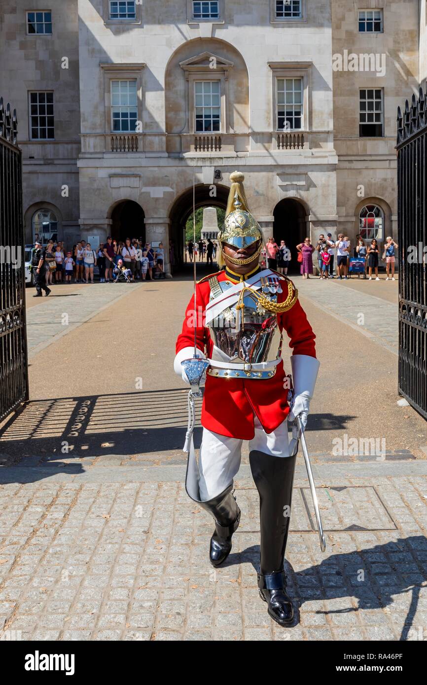 Soldat du régiment monté, la Household Cavalry régiment monté, relève de la garde à l'avant de la Garde à cheval Banque D'Images