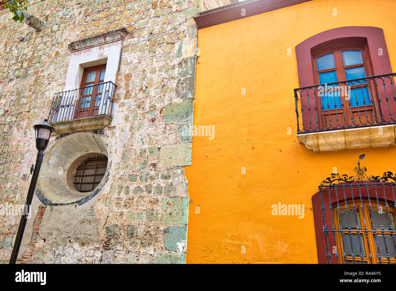 La ville d'Oaxaca, la vieille ville pittoresque de rues et bâtiments coloniaux colorés au centre historique de la ville Banque D'Images