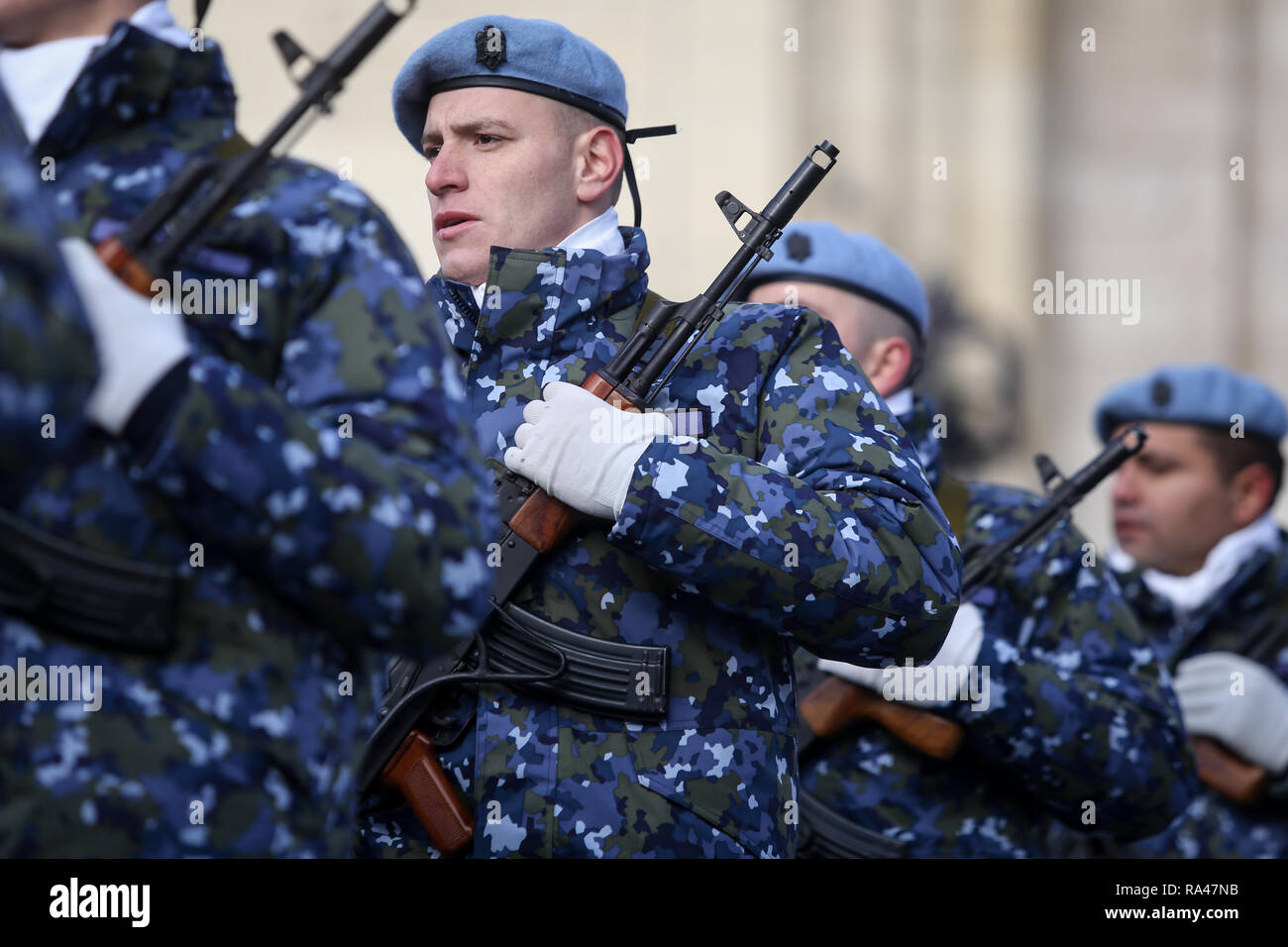 Bucarest, Roumanie - 1 décembre 2018 : des soldats de l'armée roumaine, armés de fusils d'assaut AK-47, prendre part à la parade militaire de la fête nationale roumaine Banque D'Images