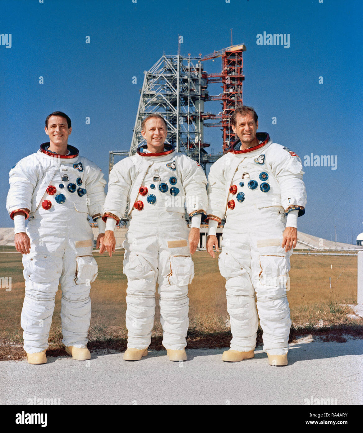 (8 novembre 1973) --- Les trois membres de l'équipage de Skylab 4 sont photographiés debout près de Pad B, 39 complexes de lancement, centre spatial Kennedy, en Floride, au cours de l'activité de contrôle en amont. Ils sont, de gauche à droite, de scientifique-astronaute Edward G. Gibson, de la science ; pilote astronaute Gerald P. Carr, commandant ; et astronaute William R. Pogue, pilote. Le Skylab 4/Saturn 1B véhicule spatial est sur la tablette à l'arrière-plan. Banque D'Images