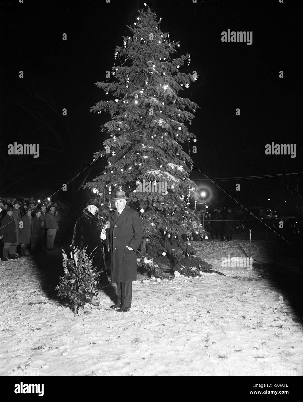 Le président Hoover Capitale du Pays des lumières de Noël" de la communauté. Le président Hoover a appuyé sur le bouton que définir l'arbre de Noël de la communauté de la région de la capitale en feu avec des voyants de couleur ce soir, la veille de Noël, le 24 décembre. Banque D'Images