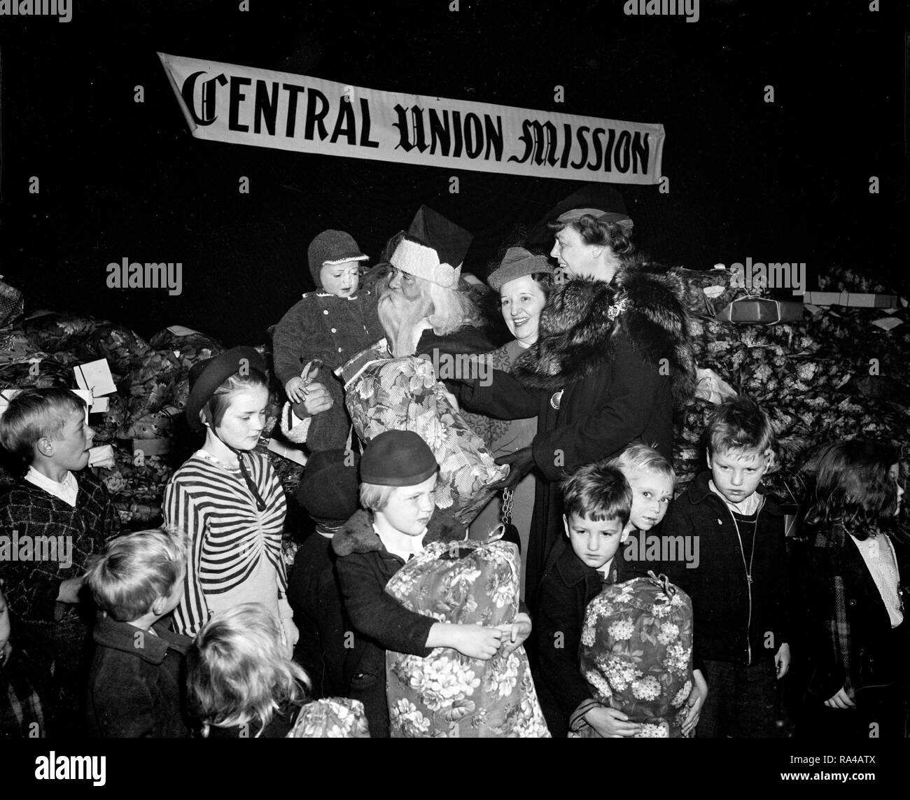 Mme Franklin D. Roosevelt et le Père Noël à la Mission de l'Union centrale, fête de Noël 24 Décembre 1938 Banque D'Images