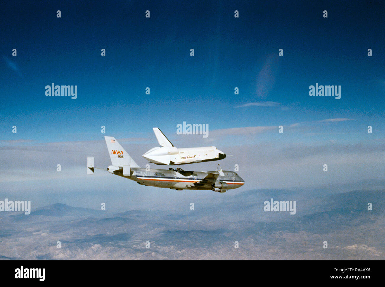 (13 Sept 1977) --- l'orbiteur 101 'Enterprise' est vu à la séparation de la NASA 747 avions de transport aérien pendant la deuxième libre vol de l'approche et l'atterrissage de la navette Tests (ALTs) réalisée le 13 septembre 1977 à Dryden Flight Research Center en Californie du Sud. Banque D'Images