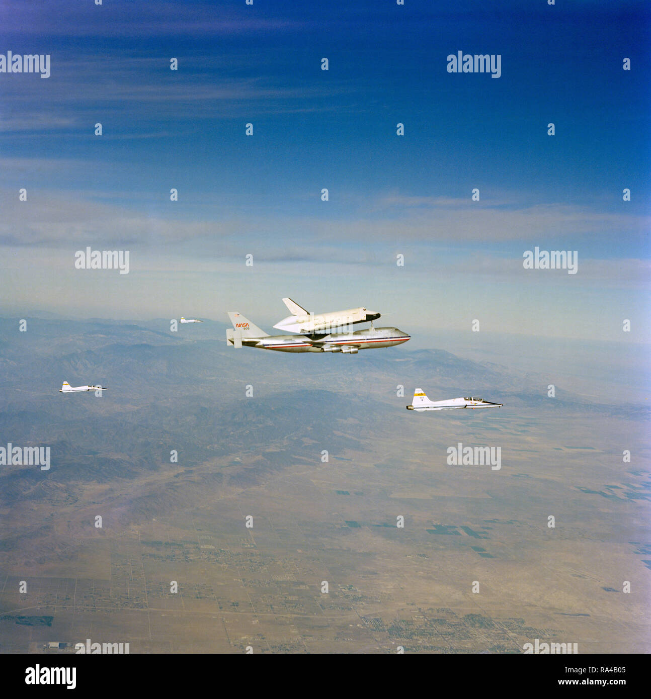 (23 Sept 1977) --- La navette spatiale 101 'Enterprise' est situé au sommet de la NASA 747 avions de transport aérien dans une configuration piggy-back avant la séparation pour le troisième vol libre de l'approche et l'atterrissage de la navette Tests (ALT) a effectué le 23 septembre 1977, à l'Dryden Flight Research Center (DFRC) dans le sud de la Californie. Banque D'Images