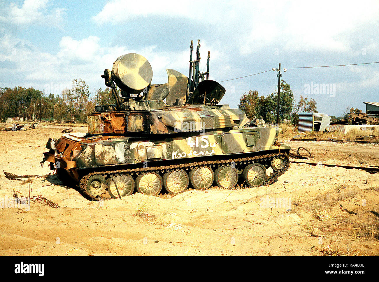 1970 - une bonne vue arrière de construction soviétique une quadruple ZSU-23-4 automoteur de 23 mm canon anti-aérien. Un scanner radar est monté sur la tourelle. Banque D'Images 1970 - une bonne vue arrière de construction soviétique une quadruple ZSU-23-4 automoteur de 23 mm canon anti-aérien. Un scanner radar est monté sur la tourelle. Banque D'Images