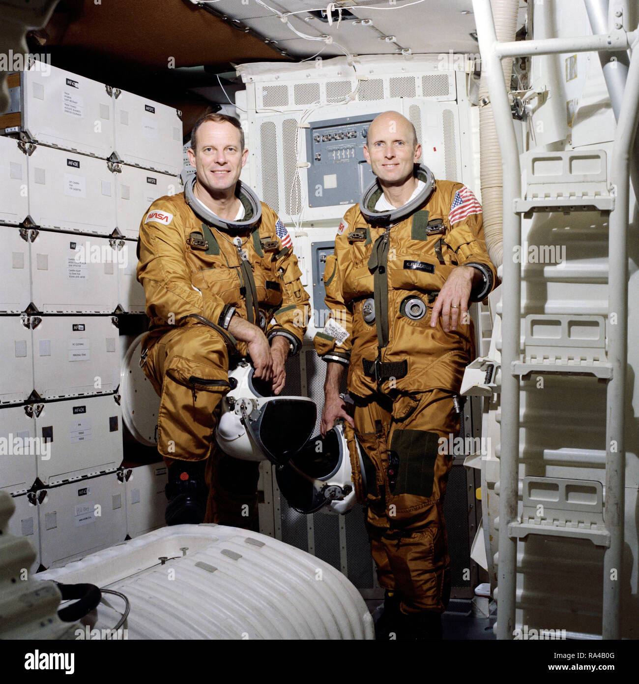 (20 janvier 1982) --- Ces deux astronautes ont été cités à titre de premier équipage pour la mission STS-3 dans la navette spatiale Columbia. Portant modification de type de l'USAF en vêtements d'altitude dans leur navette terrestre trainer sont des astronautes Jack R. Lousma (à gauche), commandant, et C. Gordon Fullerton, pilote. Banque D'Images