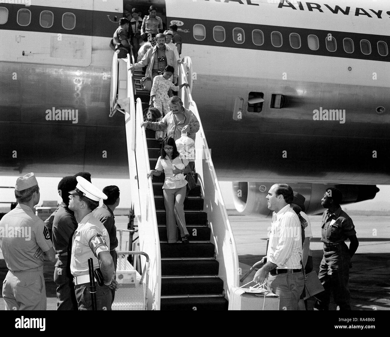 1975 - réfugiés vietnamiens arrivent à la station d'air après avoir été évacués de Saigon. Banque D'Images