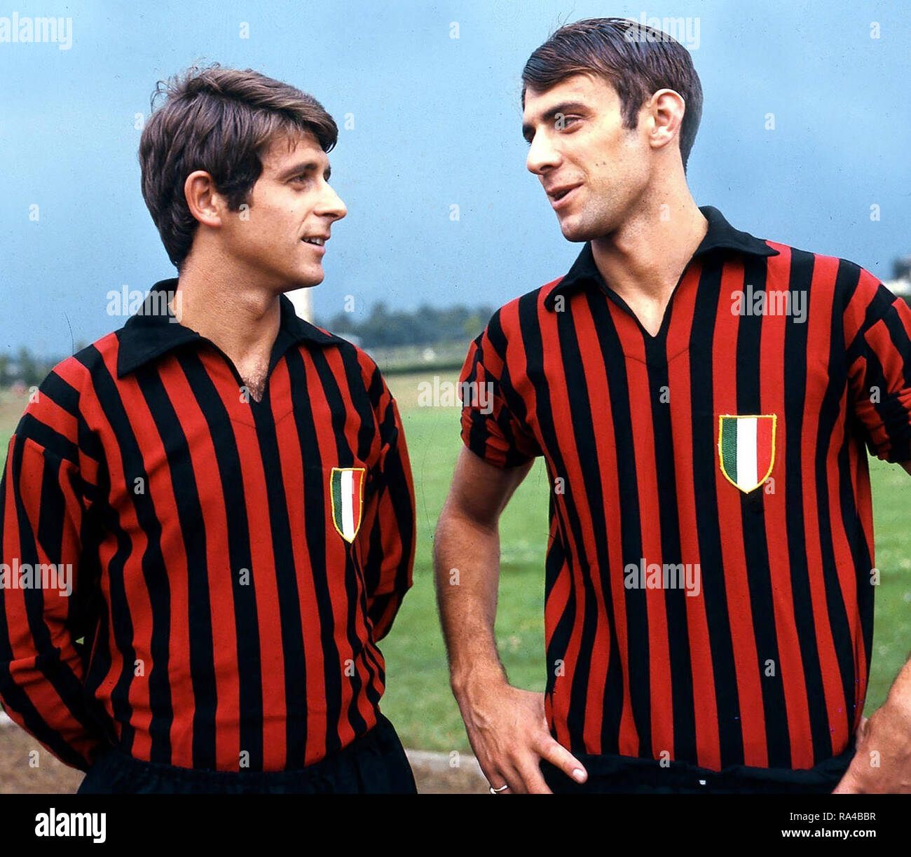 De gauche à droite : footballeur italien Gianni Rivera et Pierino Prati avec A.C. Milan dans la saison 1968-69 Banque D'Images