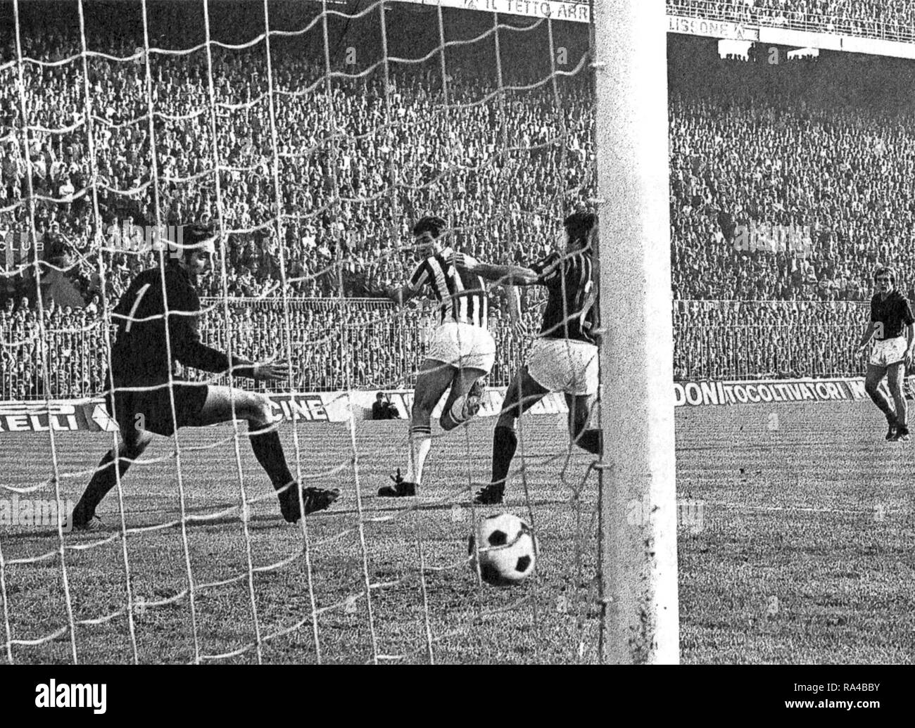 Milan (Italie), San Siro, le 31 octobre 1971. A.C. Milan - Juventus F.C. 1-4, Journée 4 du Championnat Italien 1971-72 Serie A : la Juventus de Roberto Bettega (no. 11) bat le gardien Milan Fabio Cudicini (no. 1) avec un objectif de talon et des partitions à 28' le 0-2 partielle pour l'équipe. Banque D'Images