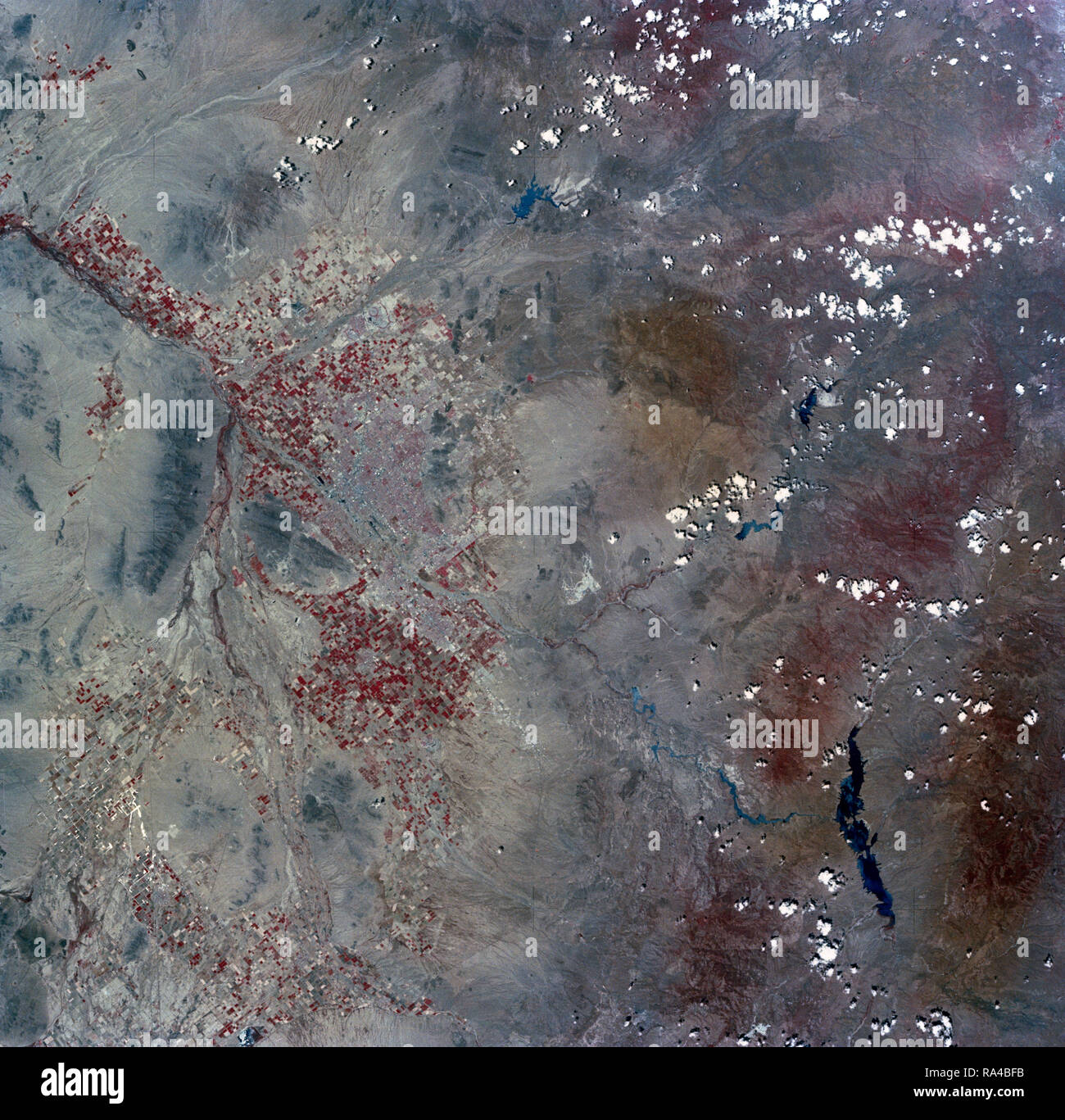 (22 juin 1973) --- La ville de Phoenix, AZ (33.5N, 112.0W) peut être vu dans de bons détails dans cette scène infrarouge couleur. Situé entre les champs de la culture agricole chariot, la couleur photo infrarouge montre les champs de végétation comme les tons de rouge faire de l'agriculture se démarquent dans ce milieu désertique. À l'Est, le lac Théodore Roosevelt et le barrage peut facilement être vu. Banque D'Images
