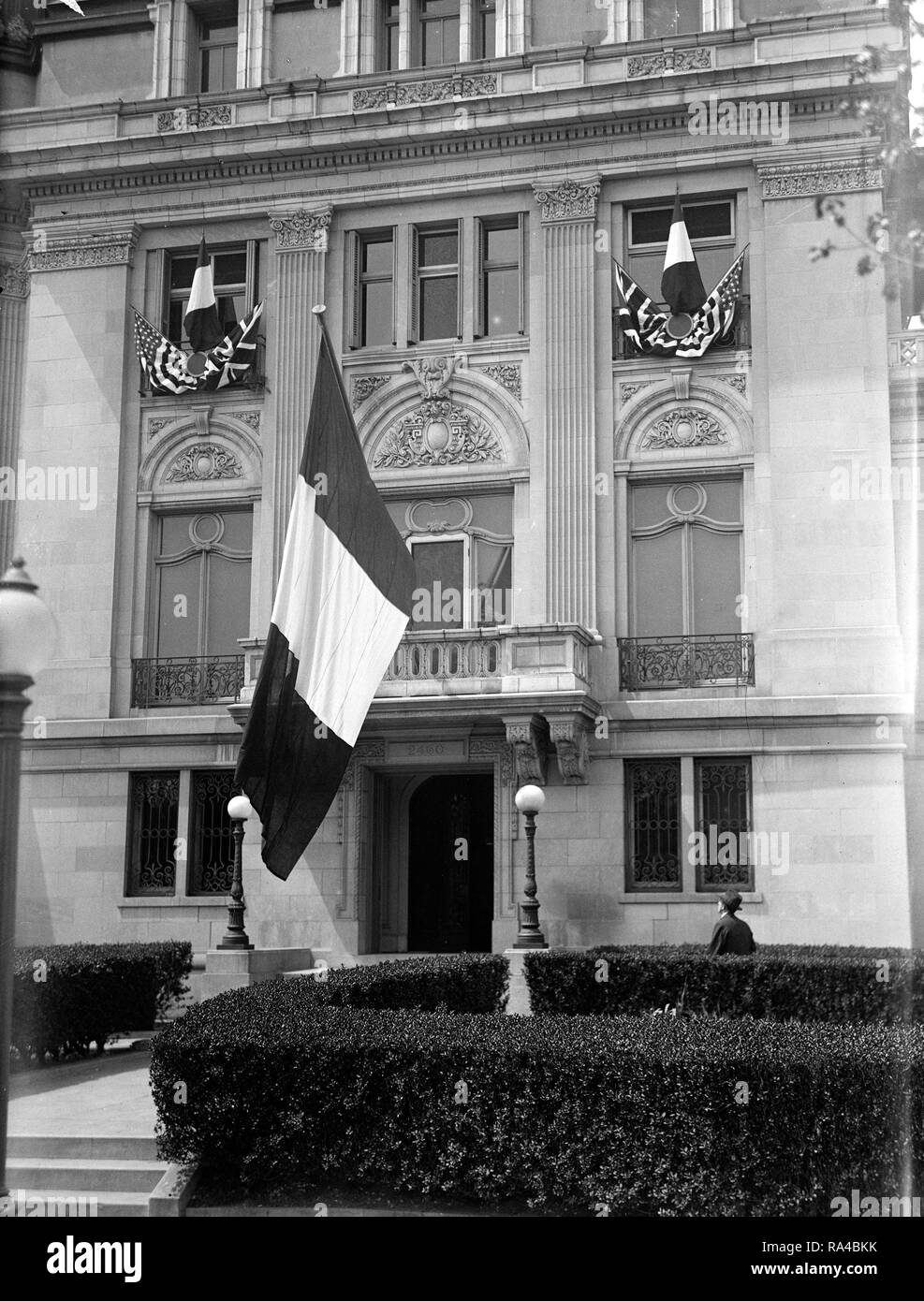 Les drapeaux des alliés sur l'Ambassade de France pour la construction de ca. 1917 Banque D'Images