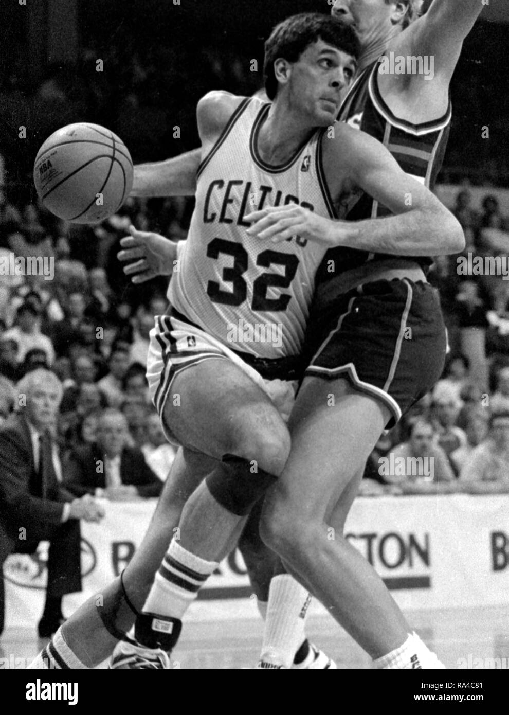 Boston Celtics Kevin McHale en action de jeu au Boston Garden 1980 photo de Bill Belknap Banque D'Images