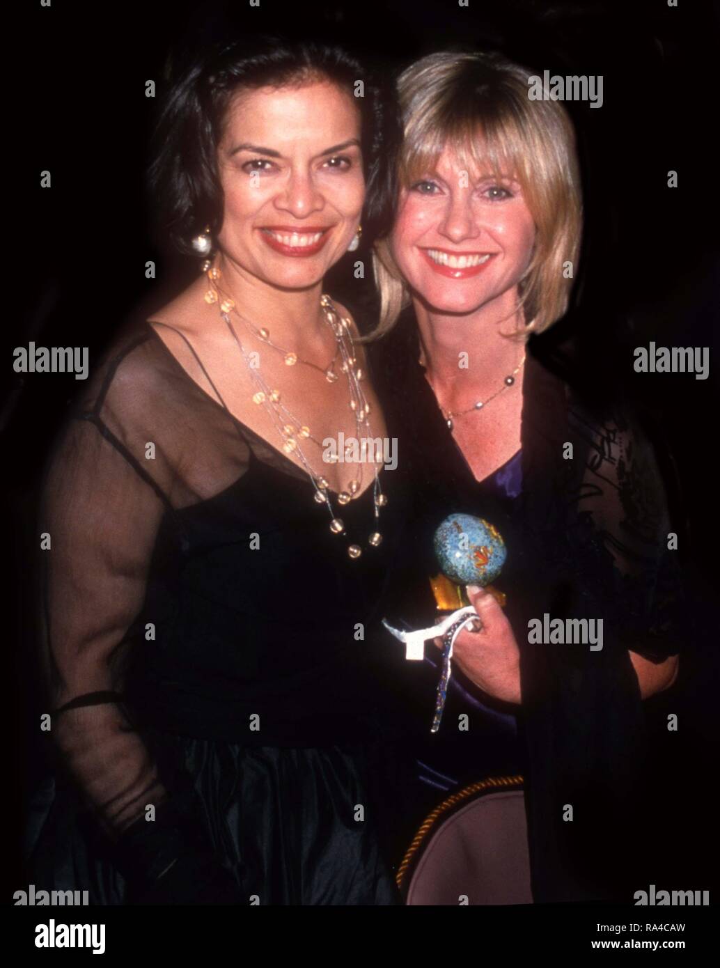 Bianca Jagger et Olivia Newton John 1998 Photo par John Barrett/PHOTOlink/MediaPunch Banque D'Images