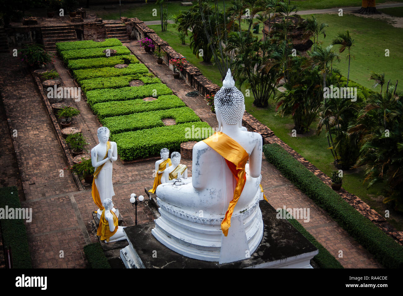 Apôtres rendre hommage à Bouddha dans un temple à Ayutthaya, Thaïlande Banque D'Images