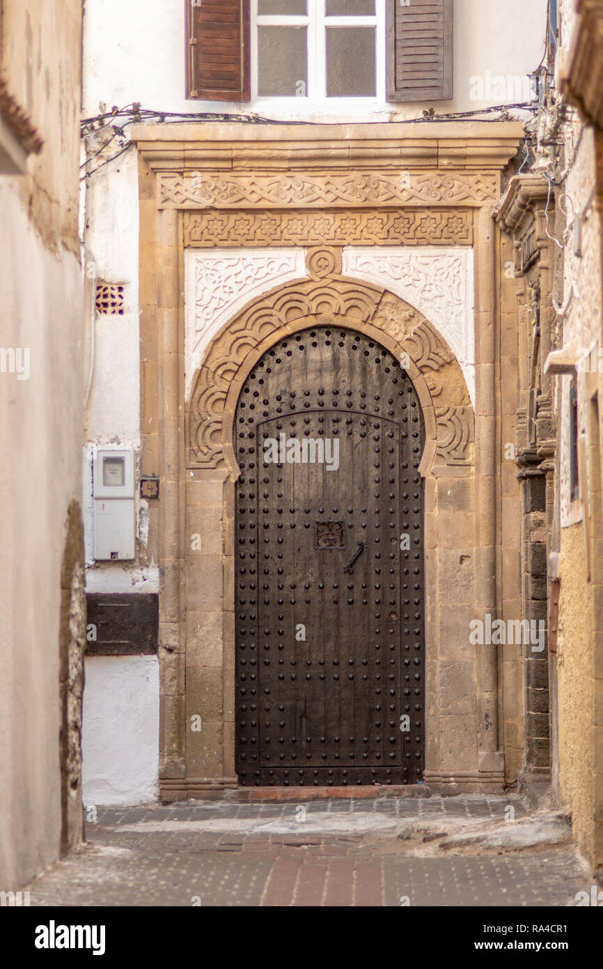 Fer à repasser, porte dans une ruelle, Essaouira, Maroc, Marrakesh-Safi Banque D'Images