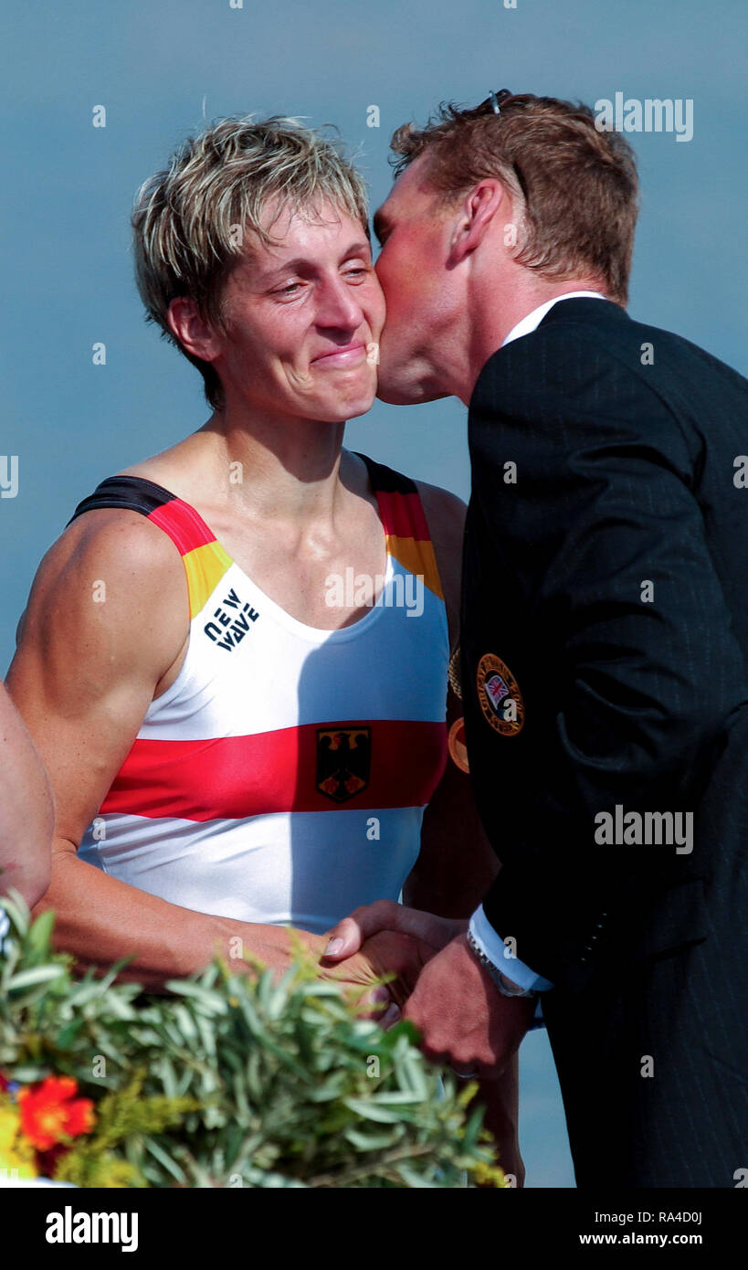 Athènes, Grèce, les Jeux Olympiques de 2004, le lac de Schinias, [jour] Rowing-Sun Finale, GER W4X, Kathrin Boron, reçoit, un baiser de Matthew Pinsent, avant qu'il raccroche, son quatrième, médaille d'or olympique, [crédit obligatoire Peter Spurrier/ Intersport Images] Banque D'Images