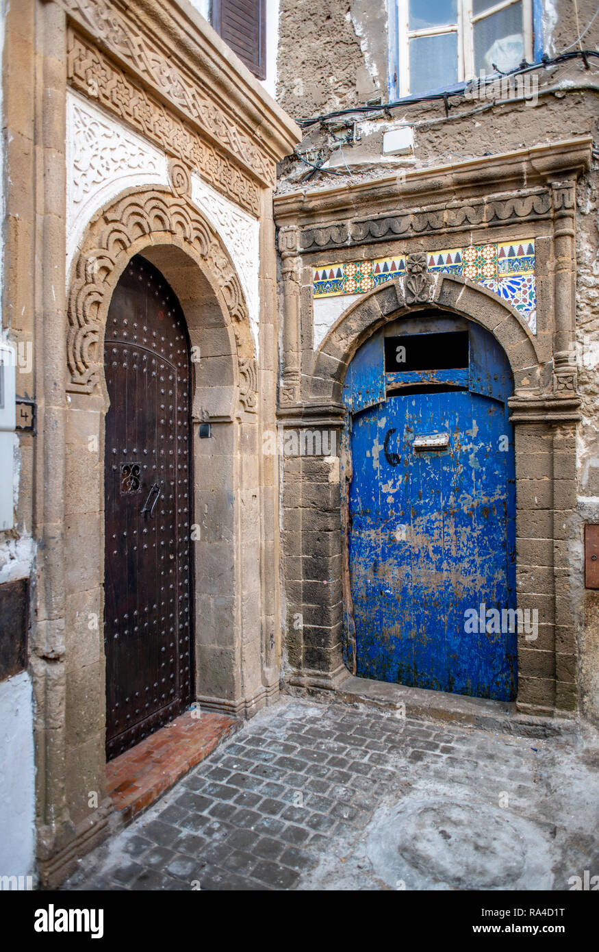 Porte bleue dans une allée de la route Bick, Essaouira, Maroc, Marrakesh-Safi Banque D'Images