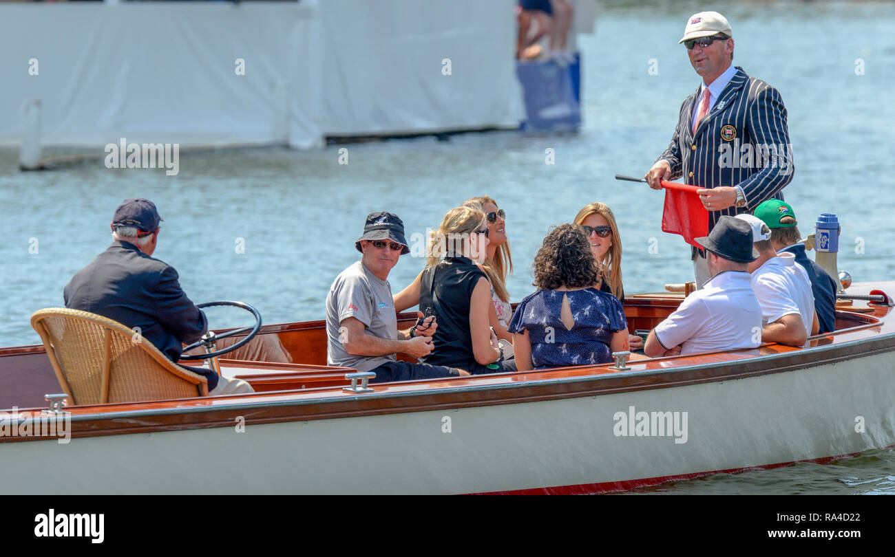 Henley on Thames. United Kingdom. NZL M2- Coach Noel DONALSON, assis et d'extrême droite race juge-arbitre, Sir Matthew Pinsent 2013 Royal Henley Regatta Henley, portée. 12:09:56 Sunday 07/07/2013 [crédit obligatoire Peter Spurrier/ Intersport Images] Banque D'Images