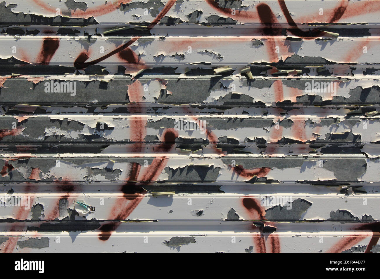 Mur de fer ondulé comme arrière-plan avec reste de graffiti, Barcelone, Espagne Banque D'Images