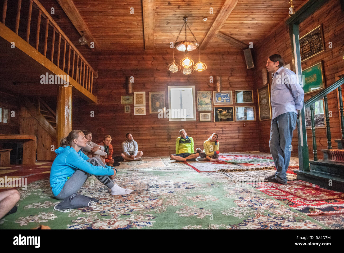 Un homme parle aux visiteurs à la mosquée Tatar Kruszyniany, Kruszyniany en Pologne, Banque D'Images