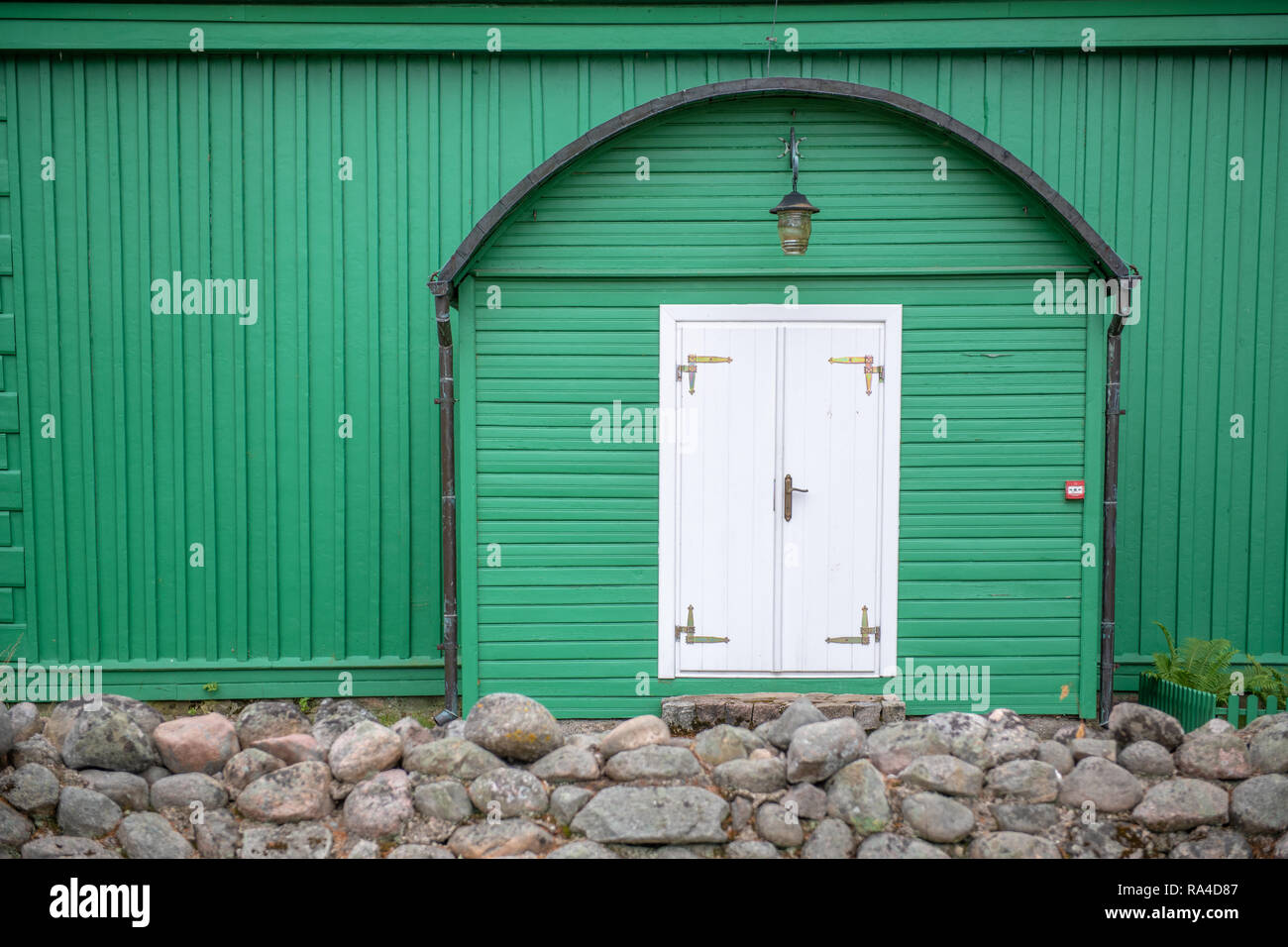 Porte Blanche en vert mur de la mosquée de Tatar Lipka Kruszyniany, Kruszyniany, Pologne Banque D'Images