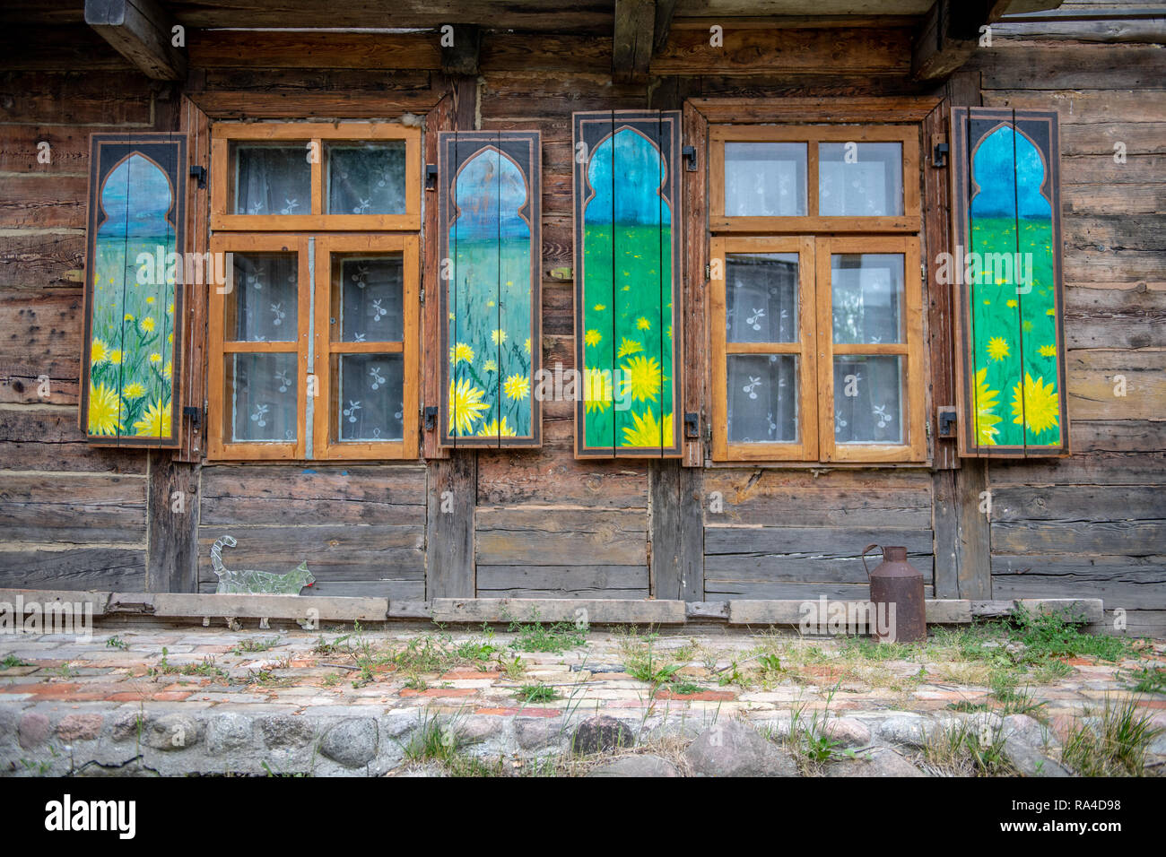 Volets en bois peints et les rideaux minces sur une maison en bois, à Kruszyniany, Pologne Banque D'Images