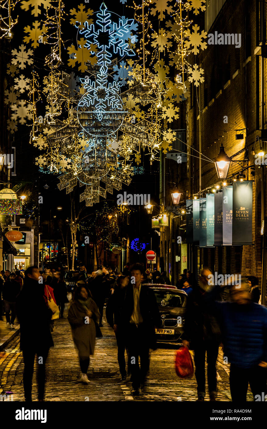 Seven Dials, lumières de Noël à Londres, prises au crépuscule, en début de soirée aux alentours de Noël 2018. Cadrans 7 Banque D'Images