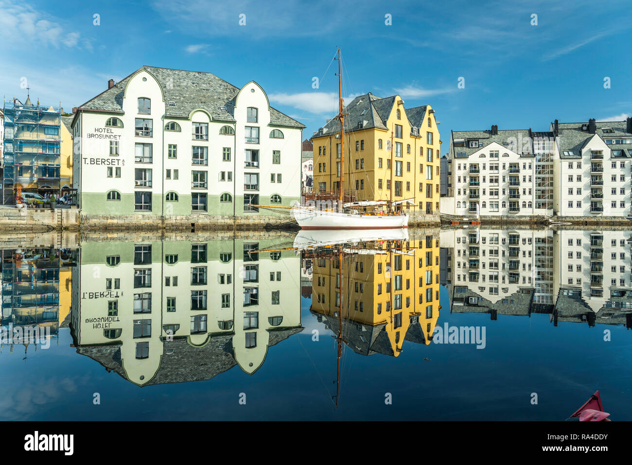 Réflexions d'édifices de la ville Art Nouveau d'Ålesund, Norvège, Europe. Banque D'Images