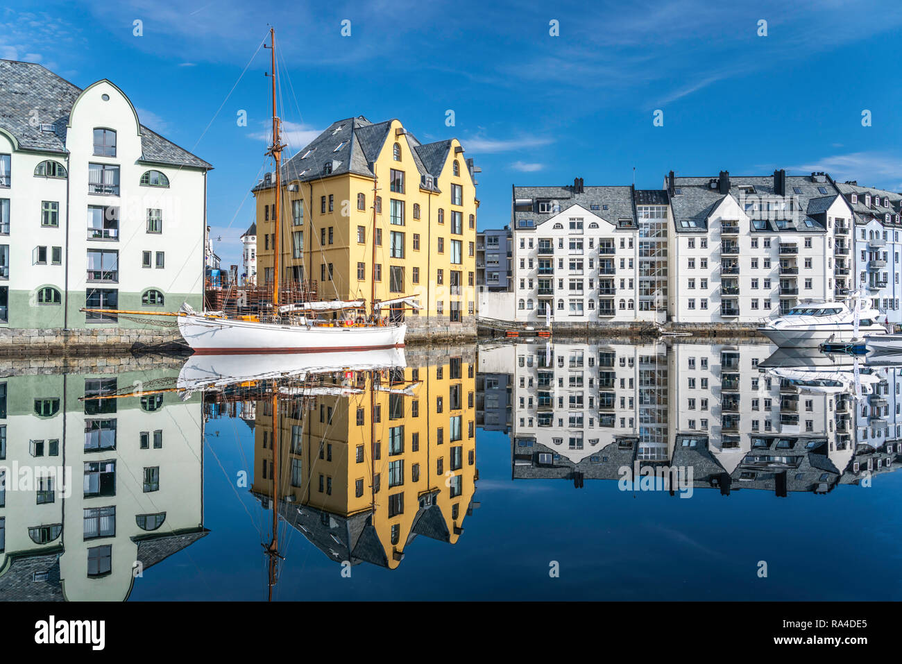 Réflexions d'édifices de la ville Art Nouveau d'Ålesund, Norvège, Europe. Banque D'Images