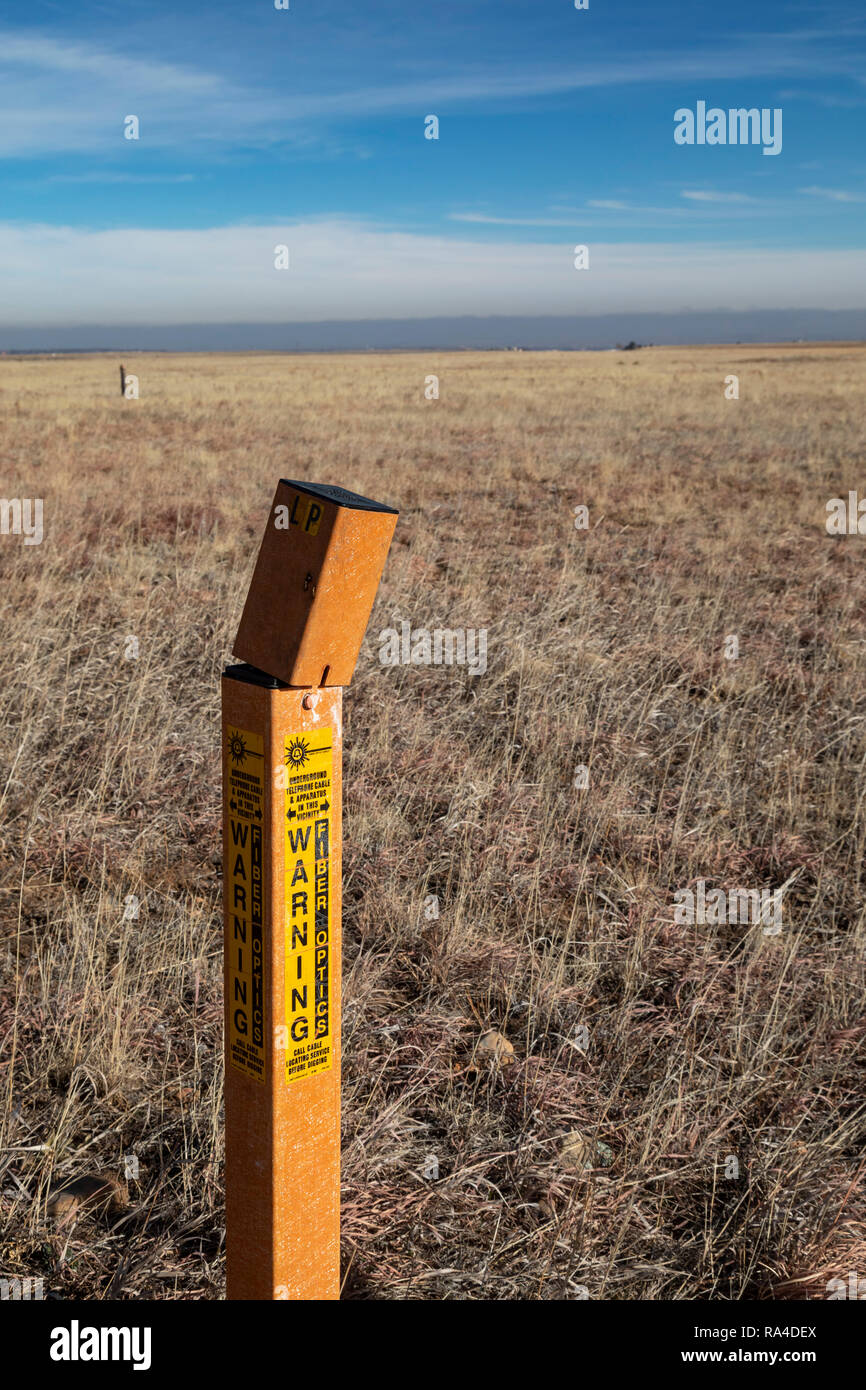 Denver, Colorado - Un marqueur montre où un câble fibre optique souterrain traverse Rocky Flats National Wildlife Refuge,. Banque D'Images