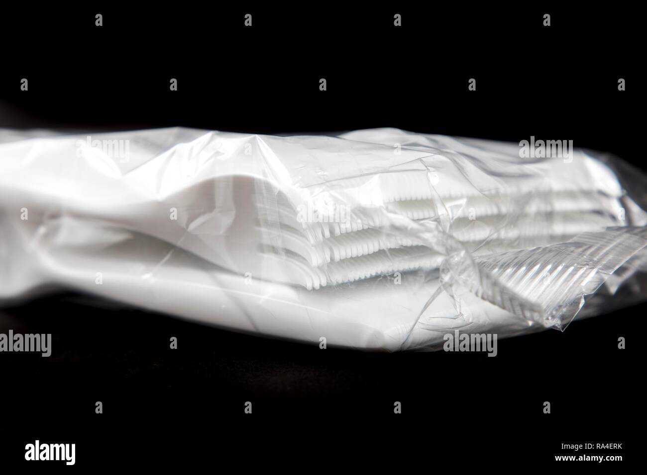 Conditionnement en vrac de couverts en plastique jetables, couverts, fourchettes, les déchets en plastique Banque D'Images