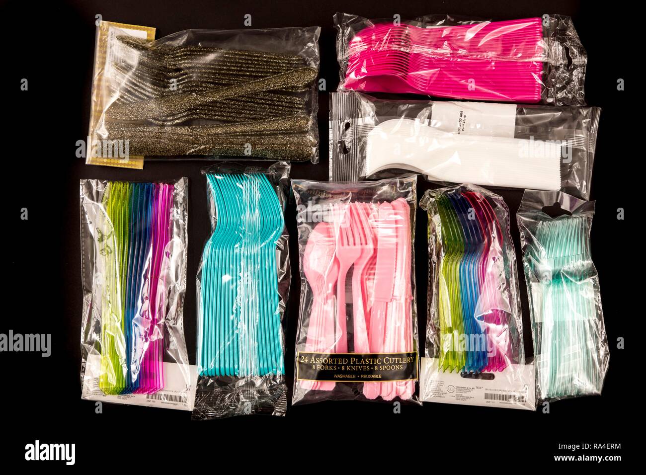 Conditionnement en vrac de couverts en plastique jetables, couverts, couteaux, fourchettes, cuillères en plastique, déchets, différentes couleurs, types Banque D'Images