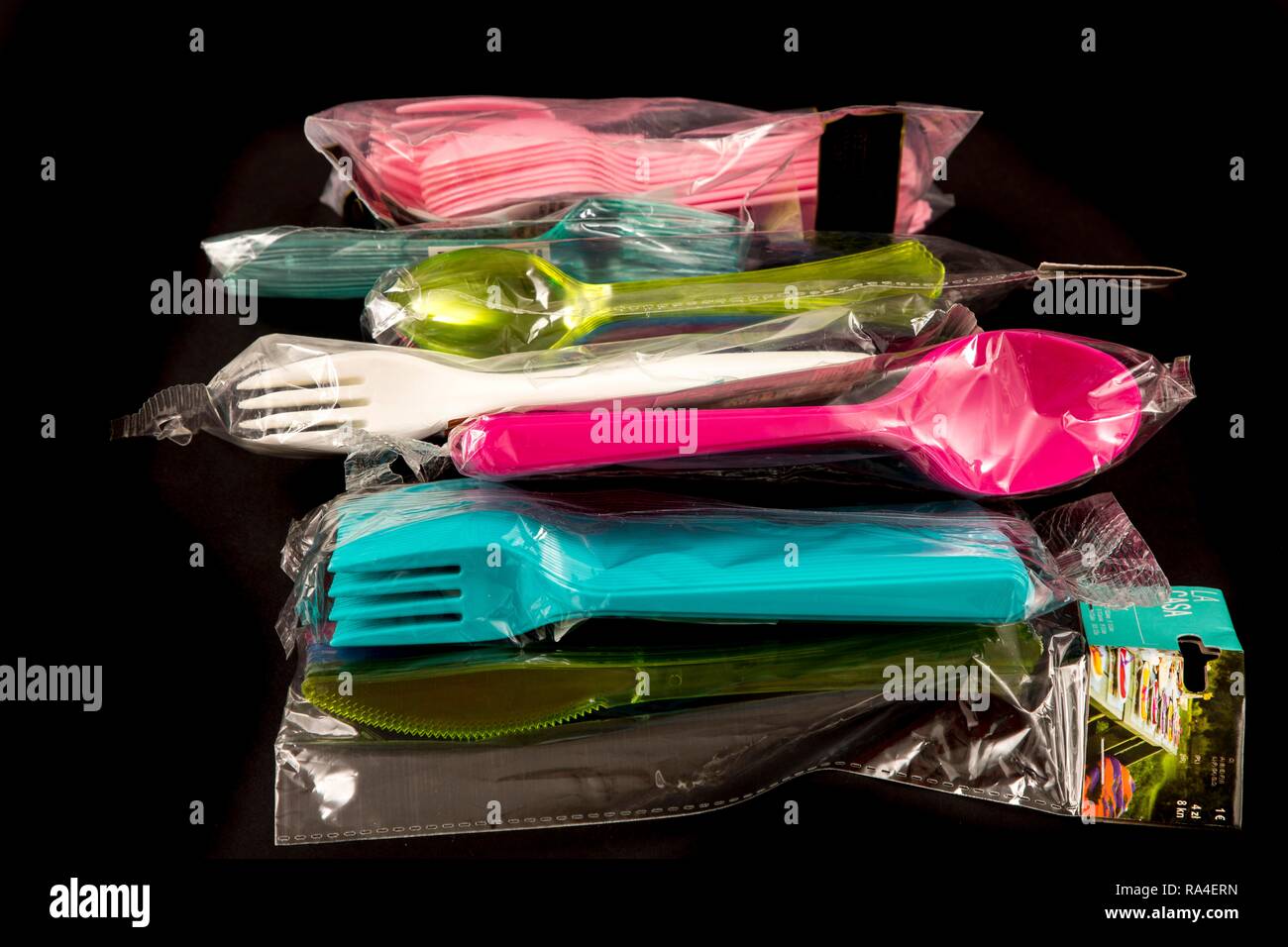 Conditionnement en vrac de couverts en plastique jetables, couverts, couteaux, fourchettes, cuillères en plastique, déchets, différentes couleurs, types Banque D'Images