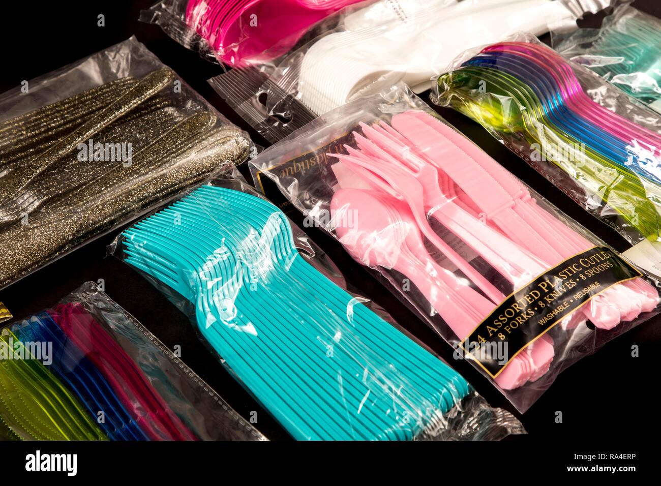 Conditionnement en vrac de couverts en plastique jetables, couverts, couteaux, fourchettes, cuillères en plastique, déchets, différentes couleurs, types Banque D'Images