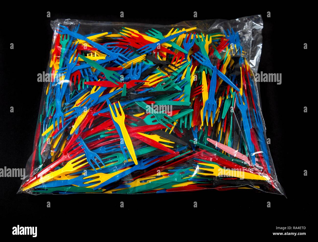 Les ustensiles en plastique, des couverts jetables, frites, les déchets plastiques, beaucoup de couleurs, l'emballage en vrac Banque D'Images