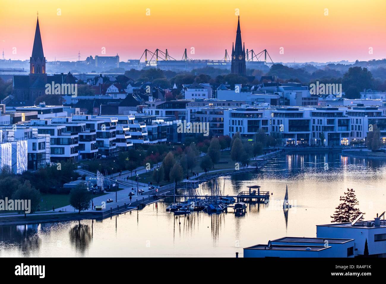 Phoenix Lake district de Hörde à Dortmund, un lac artificiel sur l'ancien site de l'aciérie Phoenix East Banque D'Images