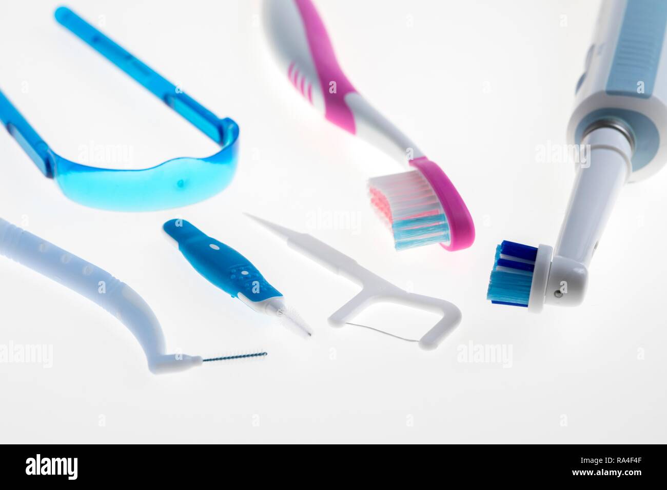 Produits de soins dentaires, l'hygiène bucco-dentaire, brosse à dents, brosse à dents électrique, cure-dents, brosse interdentaire, soie dentaire interdentaire Banque D'Images