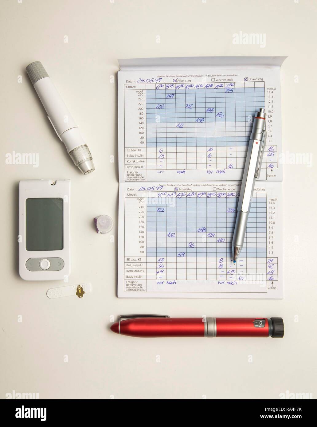 Le diabète, à gauche, bande de test, et de l'autopiqueur stylo à insuline, la glycémie journal, Allemagne Banque D'Images