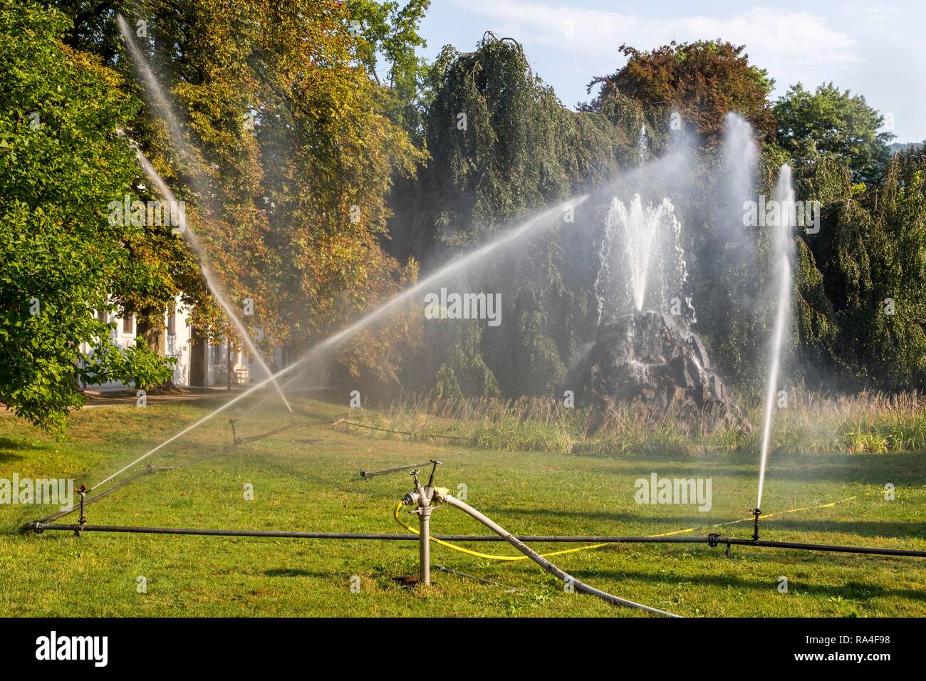L'irrigation des espaces verts dans le jardin du spa, Lichtentaler Allee, Baden-Baden, Bade-Wurtemberg, Allemagne Banque D'Images