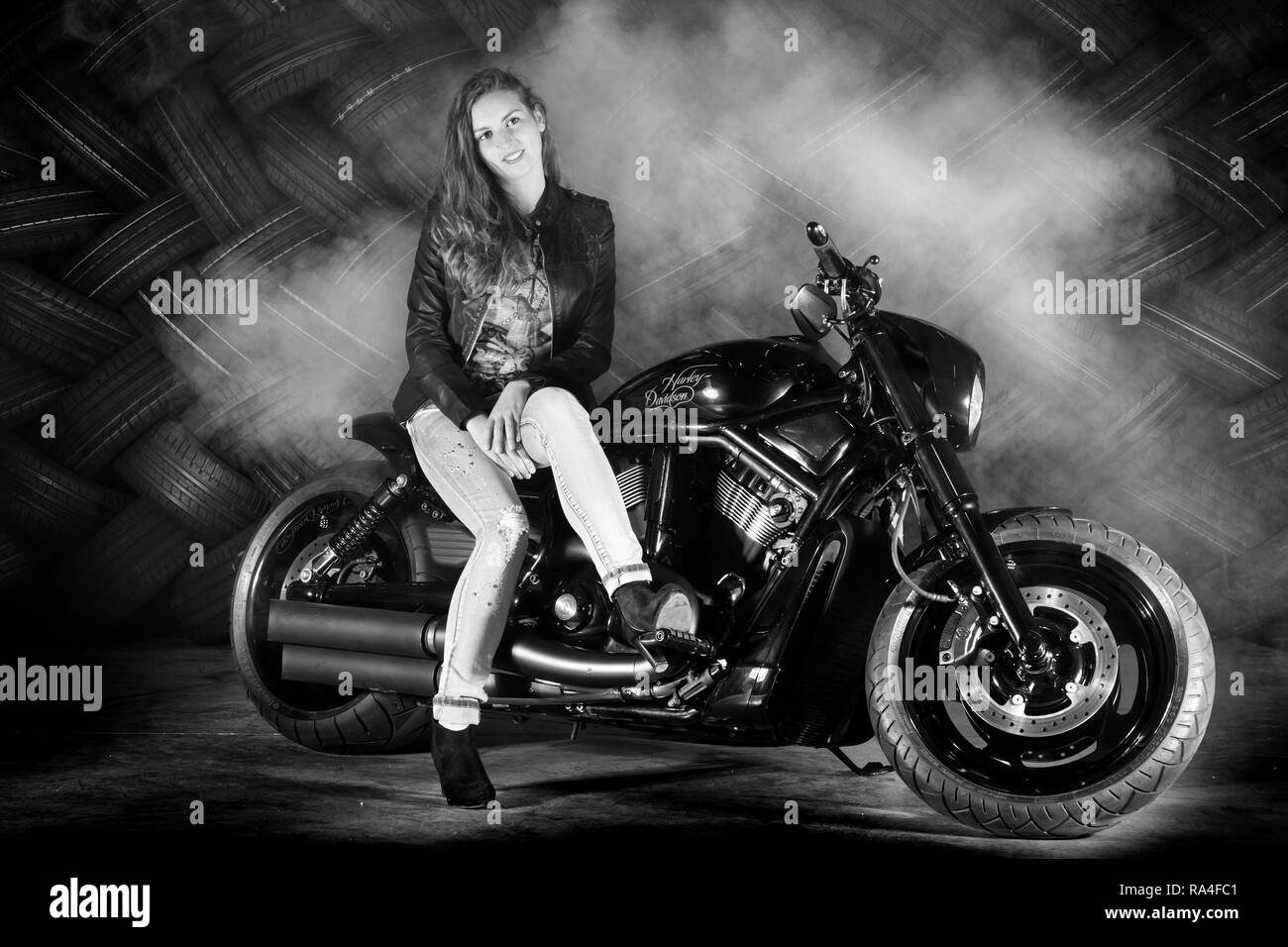 Femme dans un manteau de cuir assis sur une moto, Harley Davidson, monochrome, Allemagne Banque D'Images