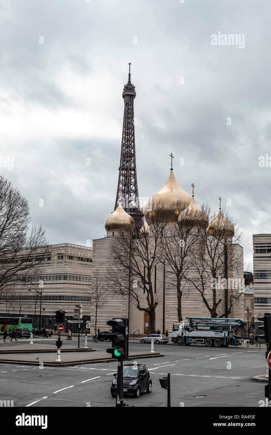 Paris, France - 28 janvier 2018 : vue sur la rue de l'Eglise orthodoxe russe et d'un centre spirituel et de la Tour Eiffel dans la ville de Paris, France. Banque D'Images