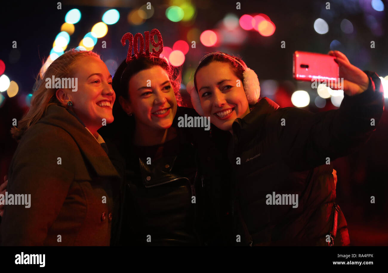 Rikki Maroney, Anni Crowley et Mallori Logan de l'Australie sur Princess Street au cours de la fête du Nouvel An Hogmanay à Édimbourg. Banque D'Images