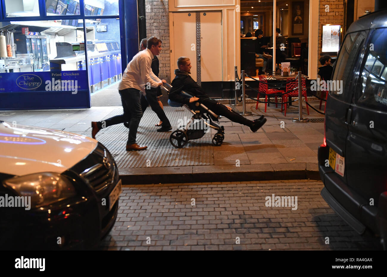 Revelers à St Mary's Street à Cardiff pendant les fêtes de fin d'année. Banque D'Images