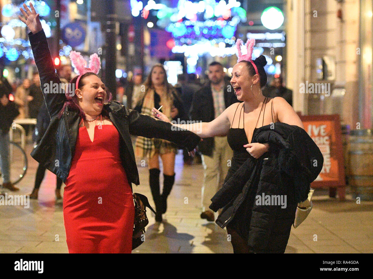 Revelers à St Mary's Street à Cardiff pendant les fêtes de fin d'année. Banque D'Images