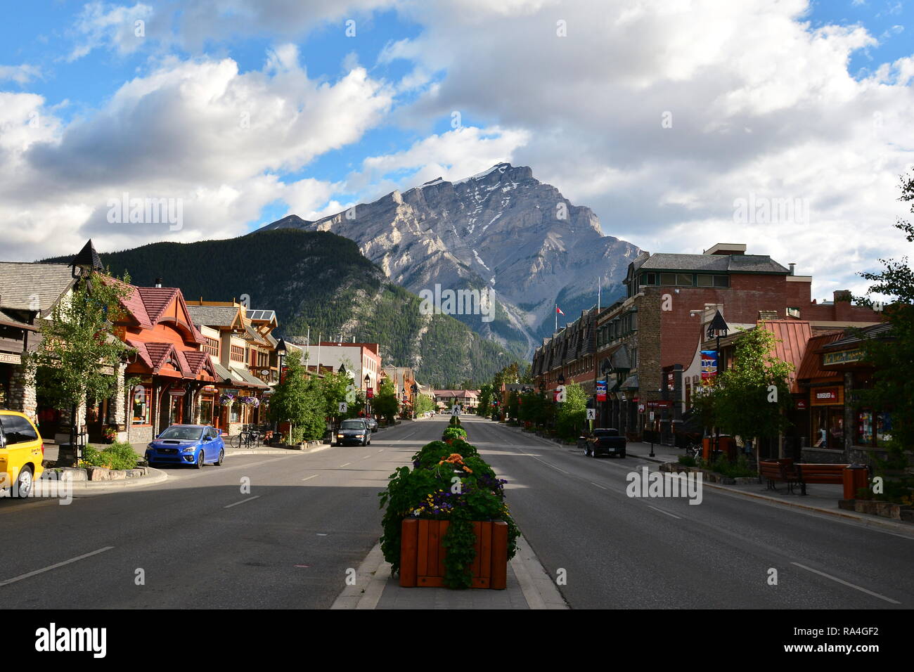 Rue principale de l'Alberta Banff Mount Norquay avec en arrière-plan. Banque D'Images