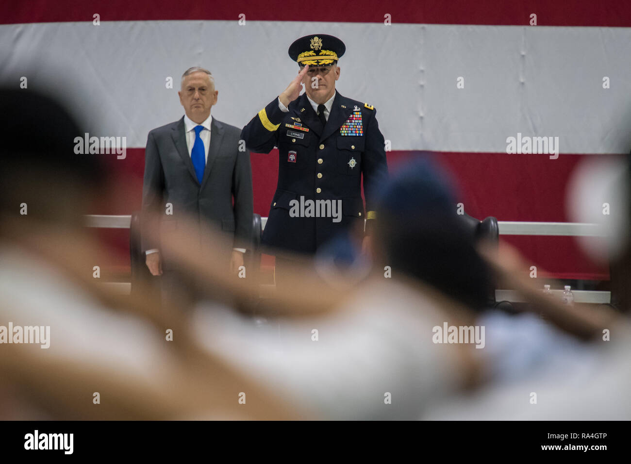 Le général de l'ARMÉE AMÉRICAINE Stephen R. Lyons reçoit son premier saluer comme le U.S. Transportation Command, le secrétaire américain de la Défense James N. Mattis à ses côtés, au cours d'une cérémonie de passation de commandement, le 24 août 2018, à Scott Air Force Base, dans l'Illinois. Lyon a été le directeur de la logistique sur l'état-major interarmées au Pentagone et a été l'USTRANSCOM commandant adjoint de la période 2015-2017. (U.S. Air Force Photo Christopher Parr) Banque D'Images