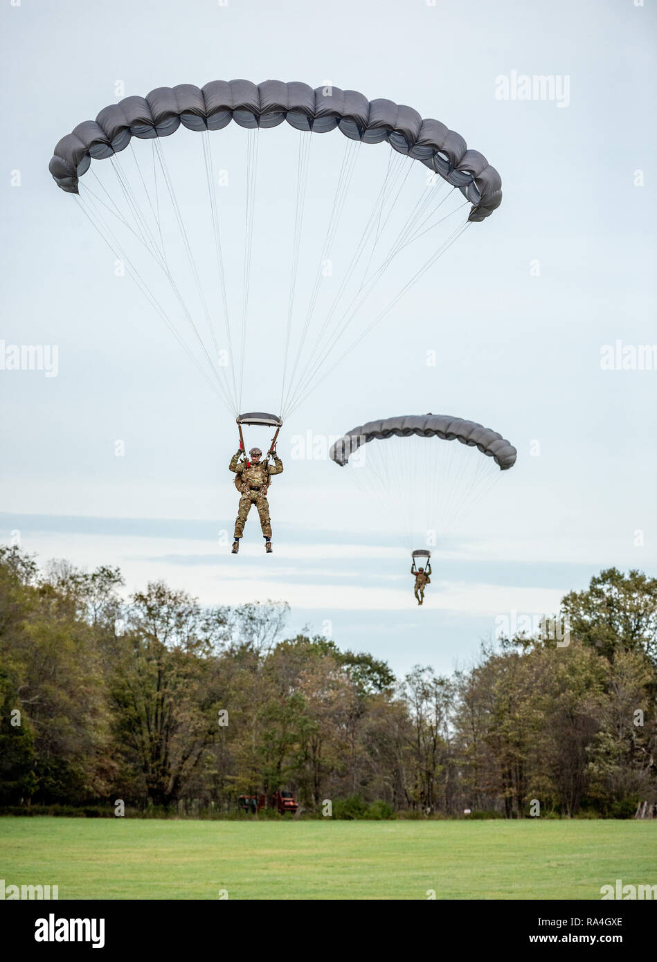 Les membres du Détachement des opérations spéciales - Europe et Co. C, 2e Bataillon, 19e Groupe des forces spéciales (Airborne), Virginie de l'ouest de la Garde nationale, découvrir leur site d'atterrissage lors des opérations en ligne statique et chute libre le 19 octobre 2018, à Red House, Md, plus de 50 soldats ont participé à de multiples cycles de saut tout au long de la journée pour maintenir la compétence dans les opérations de saut. (Photo de la Garde nationale par Bo Wriston) Banque D'Images