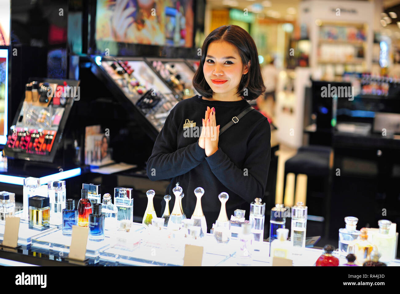 Thai Girl chez Dior centrale Compteur Festival Mall Pattaya Thaïlande Banque D'Images