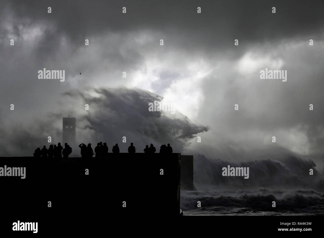 Les gens d'ossature à la fin de l'été une tempête dans la mer le fleuve Douro bouche pier Banque D'Images